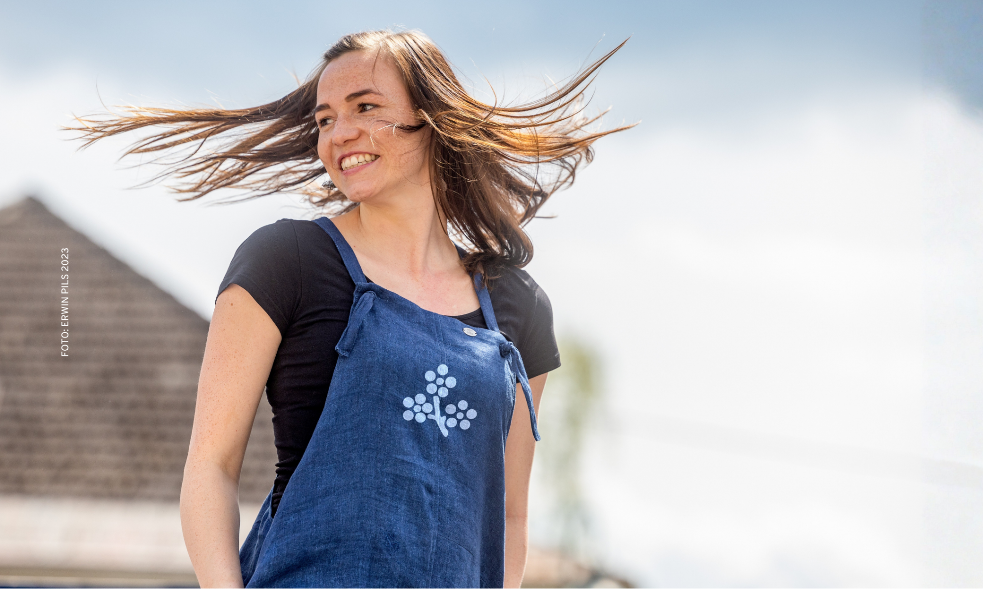 Model beim Färbermarkt mit blauem Latzkleid und Gutauer Blümchen